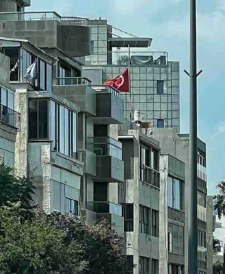 На здании посольства Турции в Тель-Авиве в знак траура по "брату" Исмаилу Ханийе приспущен государственный флаг