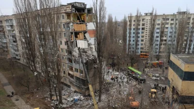 В Одессе под завалами многоэтажки нашли тела еще двух погибших детей
