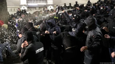 В Тбилиси - новые столкновения протестующих с силовиками