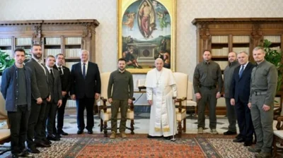 Zelenskyy speaks with Pope for more than half hour and gifts him painting of Bucha's crimes – photo