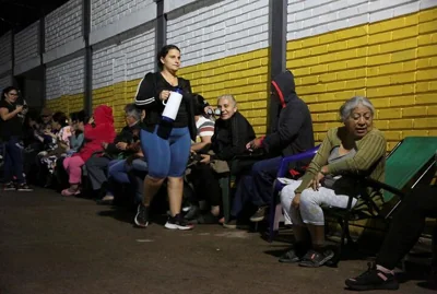 Люди ждут открытия избирательного участка на президентских выборах в Венесуэле. Фото: REUTERS/Carlos Eduardo Ramirez
