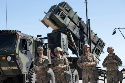 Члени командування протиповітряної та протиракетної оборони 10-ї армії США стоять біля батареї зенітних ракет Patriot під час навчань на авіабазі Шяуляй приблизно за 230 км. на схід від столиці Литви Вільнюс, 20 липня 2017 року