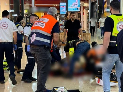 Теракт в торговом центре в Кармиэле, двое раненых