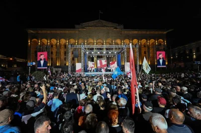 Грузия принимает закон об «иноагентах». В Тбилиси устроили митинг за власть — в ответ на массовые протесты. Это акция «в стиле Путина», заявила президент страны