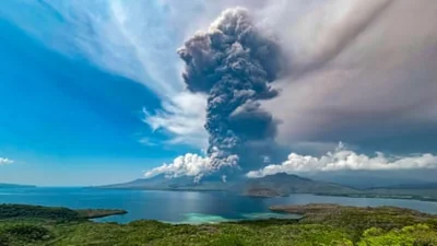 Indonesia volcano: authorities race to evacuate remaining villagers amid eruptions – video 