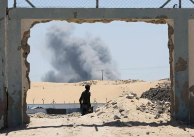  Smoke rises following Israeli strikes, in Khan Younis in the southern Gaza Strip, Aug. 8. Reuters-Yonhap