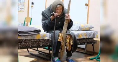 «Залишилась без нічого»: 97-річна жінка пройшла під обстрілами 10 км, щоб вибратися з російської окупації