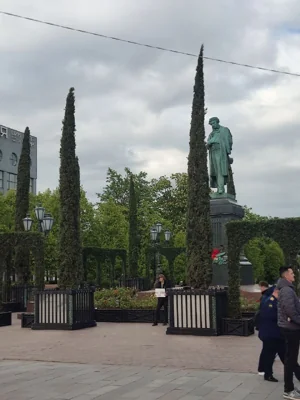 Активиста с инвалидностью, который устроил антивоенный пикет в центре Москвы на 9 мая, избили в отделении полиции, утверждает его адвокат