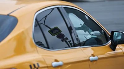 Профсоюзы сдали в приемную АП подписи против законопроекта о локализации такси