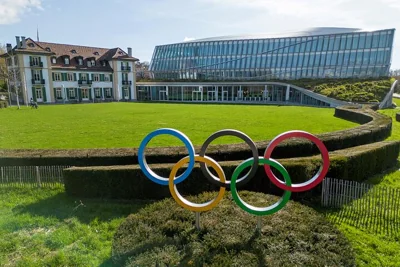 Олимпийские кольца перед штаб-квартирой Международного олимпийского комитета (МОК) в Лозанне, Швейцария, 28 марта 2023 года. Фото: Reuters