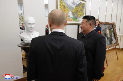 Северокорейское агентство показало, что преподнесли Путину в КНДР в ответ на подаренный Aurus