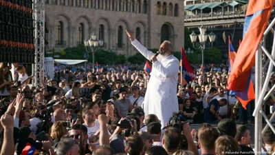 Тысячи митингующих в Ереване требовали отставки премьера Армении Пашиняна