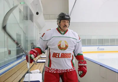 Александр Лукашенко принимает участие в хоккейном матче в Сочи, Россия, 7 февраля 2020 года. Фото: Reuters