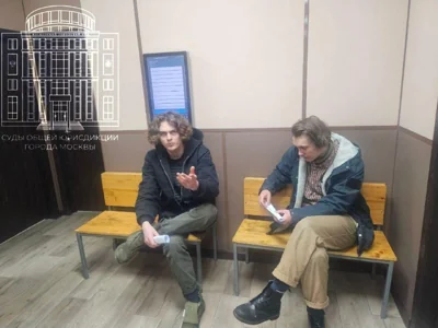 Активистов "Другой России", повесивших замок на дверь Роскомнадзора, арестовали на 15 суток