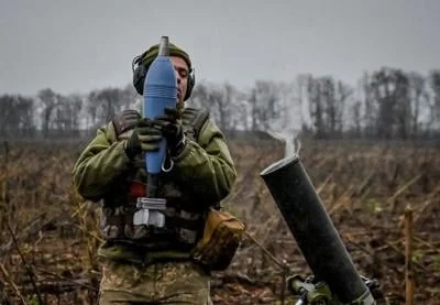 Ukrainian servicemen fire a mortar on a front line in Zaporizhzhia region