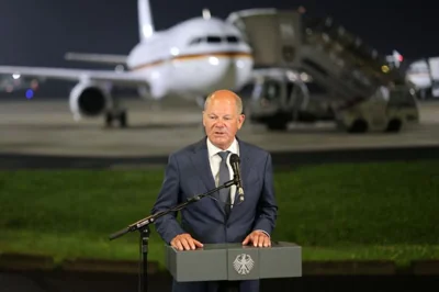  German Chancellor Olaf Scholz speaks to the media after he met former prisoners following the largest prisoner exchange between Russia and the West in decades, at the military area of Cologne Bonn Airport in Cologne, Germany, Aug. 1. Reuters-Yonhap 