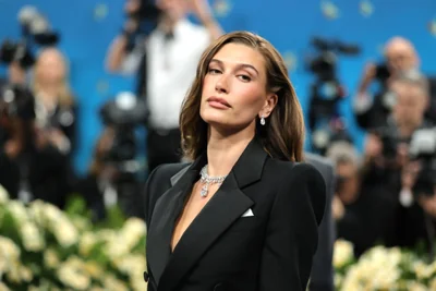 Hailey Bieber's beauty brand Rhode acquired for a whopping $1 billion:  Here's how her husband Justin Bieber celebrated — Hindustan Times