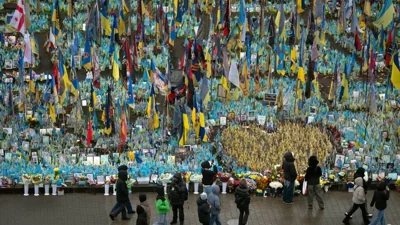 Ілюстративне фото. Люди проходять повз меморіал на честь загиблих військових у російсько-українській війні на Майдані незалежності у Києві, 18 листопада 2024 року