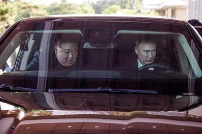 Президент Северной Кореи Ким Чен Ин (слева) и лидер россии владимир путин в лимузине Aurus во время встречи в Пхеньяне, 19 июня 2024 года