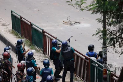 Members of Border Guard Bangladesh (BGB) and the police work to control the protesters in front of the state-owned Bangladesh Television as violence erupts across the country after anti-quota protests by students, in Dhaka, Bangladesh, July 19. Reuters-Yonhap