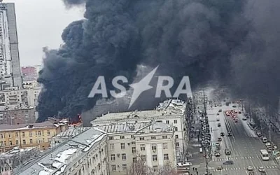 В Екатеринбурге вспыхнул пожар: люди выпрыгивали из окон поликлиники (видео)