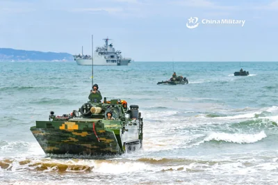 Китайские военные на БМП-«амфибии» на учениях по переброске войск и морскому штурму в мае 2022 года. Фото: Минобороны Китая