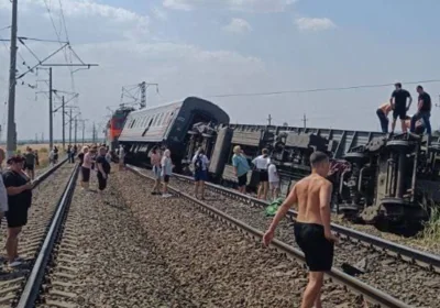 В РФ пассажирский поезд столкнулся с грузовиком. Восемь вагонов сошли с рельсов
