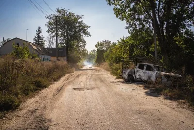 Сгоревший автомобиль на одной из дорог в Курской области, 17 сентября 2024 года. Фото: Reuters