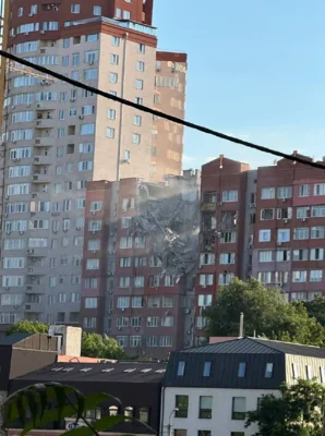 Российская ракета ударила по 9-этажному дому в Днепре