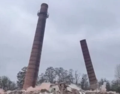 Взрывотехники снесли две дымовые трубы в Бобруйске