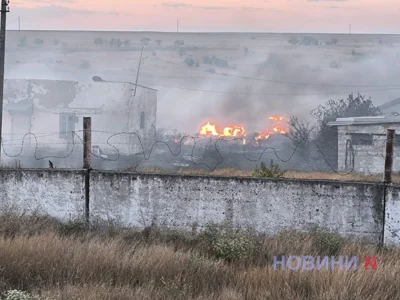 З'явилися фото та відео з місця пожежі у Миколаєві: хмара чорного диму рухається у бік центру міста