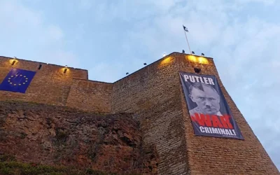 В эстонской Нарве установили совместный портрет Путина и Гитлера, обращенный к российскому Ивангороду