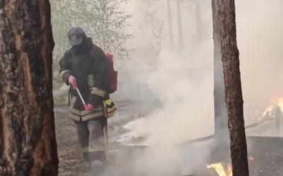 Как в Забайкалье спасатели пятые сутки тушат лесной пожар. Видео