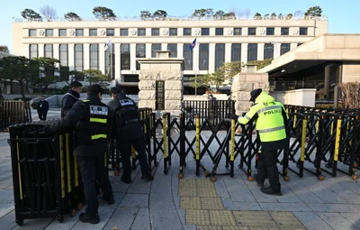 Policemen set up barricades in front of the Constitutional Court in Seoul on December 16, 2024, as the court is set to hold its first meeting of its justices to review the parliamentary impeachment of President Yoon Suk Yeol. AFP PHOTO