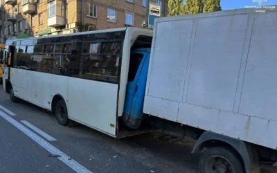 В Киеве произошло ужасное ДТП: грузовик влетел в маршрутку (фото, видео)