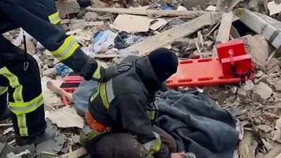 На Харьковщине спасатель приехал тушить собственный дом после российского обстрела. Погибла его жена