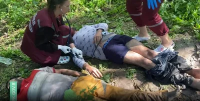 Мертвый (снизу на фото) и живой (сверху) мигранты, обнаруженные на беларусско-латвийской границе, 31 июля 2024 года. Скриншот: видео t.me/gpkgovby