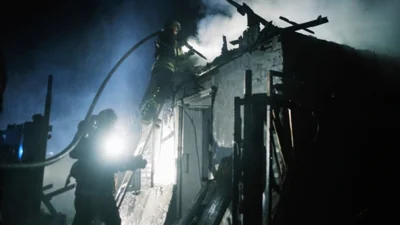 На Київщині через падіння уламків дрона загорівся будинок, люди не постраждали – ДСНС