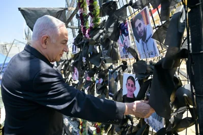 Премьер-министр Биньямин Нетаниягу на месте трагедии в Мадждаль-Шамсе: