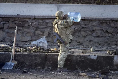 Ukr soldier drinks water