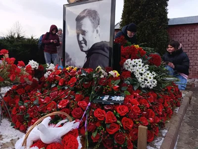 В первую годовщину со дня смерти Алексея Навального люди возлагают цветы к могиле убитого оппозиционера