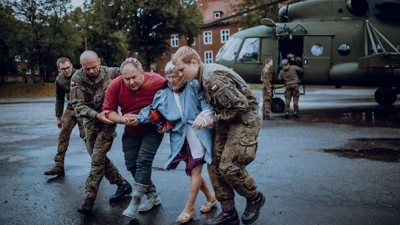 Польские военные вертолетами эвакуируют людей из затопленных районов