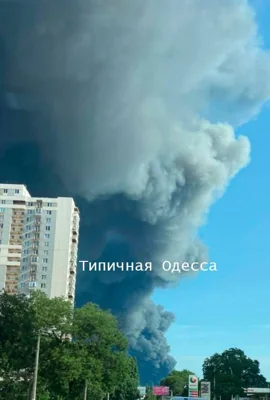 Мощный взрыв раздался в Одессе, над городом поднимается столб дыма Мощный взрыв раздался в Одессе, над городом поднимается столб дыма