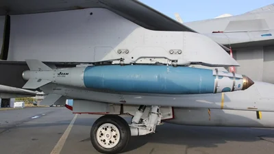 Авіабомба JDAM під правим крилом винищувача F-18D