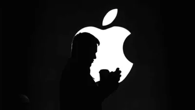 Apple Spy Employee Device Phone Restrict Pay Discussions Lawsuit Sued Apple Is Spying On Its Employees' Devices & Restricting Pay Discussions? Here's What Lawsuit Claims