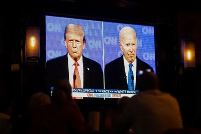 Американские граждане, живущие в Мексике, смотрят первые дебаты между двумя кандидатами в президенты США. Мехико, 27 июня 2024 года. Фото: Reuters