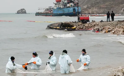 Губернатор Краснодарского края сообщил о 5 тыс. т мазута в море