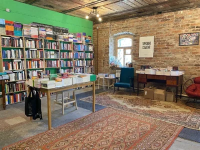 Силовики пришли с обыском в независимый книжный магазин в Новосибирске