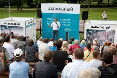 Navalny addresses Moscow residents during his mayoral campaign in 2013. Photo: Nikolay Vinokurov / Alamy / Vida Press