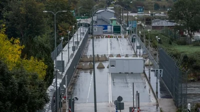 Эстония начала установку заграждений на мосту на границе с Россией